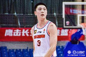 官方网站-进攻低迷！胡明轩半场仅出手3次 得到3分3篮板2助攻