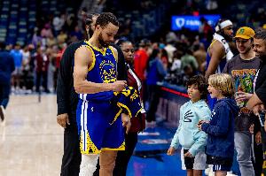 湾媒：裁判就看着库里被打劫 然后默默吞下哨子