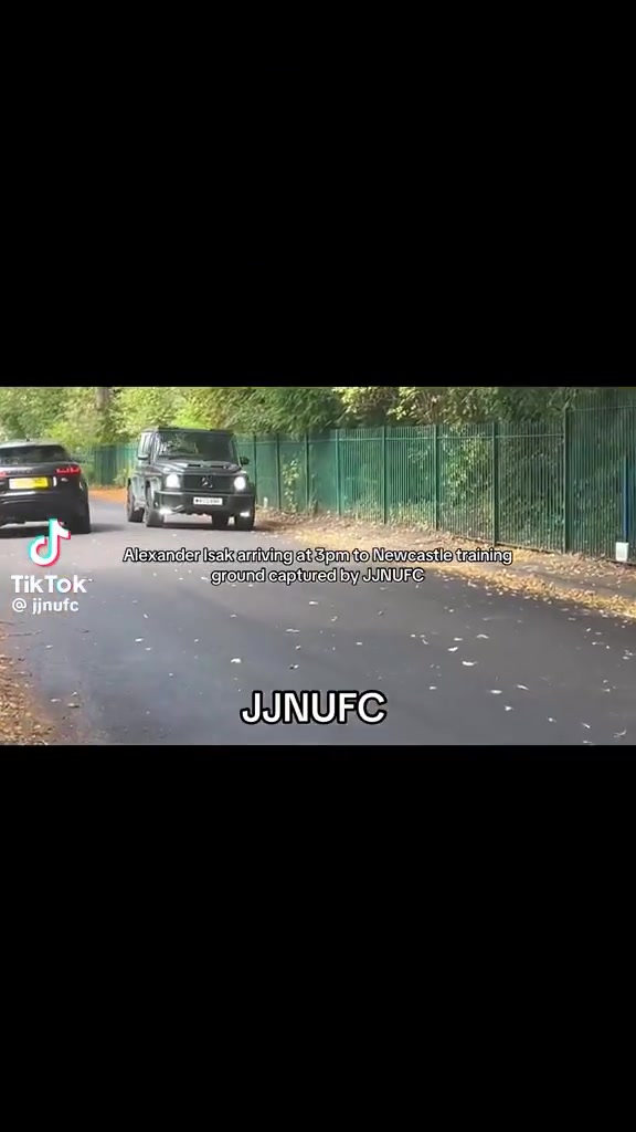 视频直播-纽卡小球迷追逐伊萨克座驾，高呼老鼠并勒令其离开