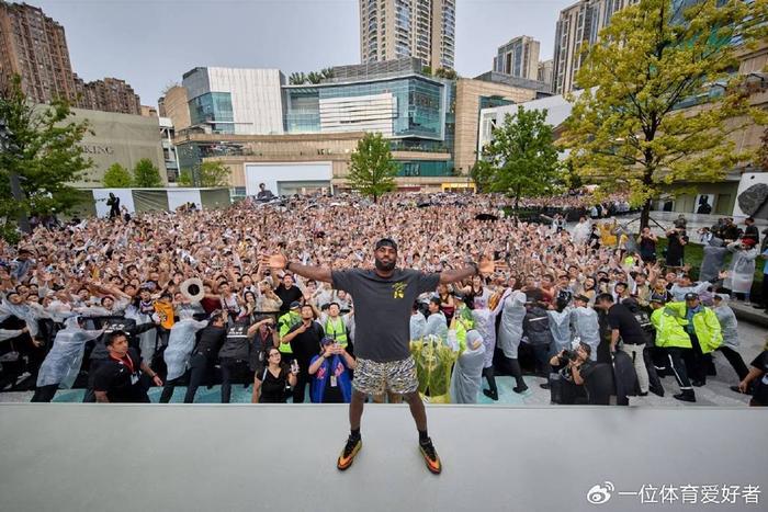 王非王博同框！詹姆斯紧紧抱李梦夸她小公主，李梦四肢比王博还粗