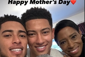 app下载-贝林厄姆社媒晒与家人合照，庆祝英国的母亲节